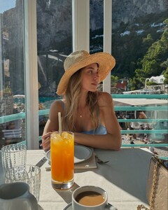 [2024.10.21] haileygrice_463888626_1299488864544993_6185047072287730997_n.jpg