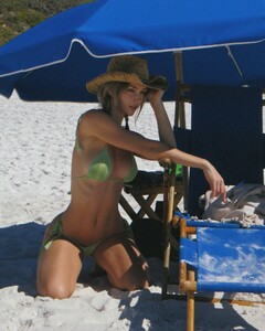 [2024.10.22] rachelc00k_463868343_564372906048921_1870209442624386659_n.jpg