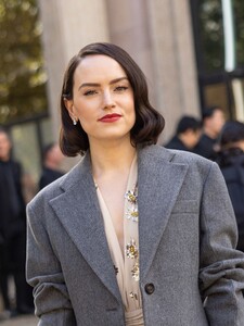 518178198_daisy-ridley-043.jpg