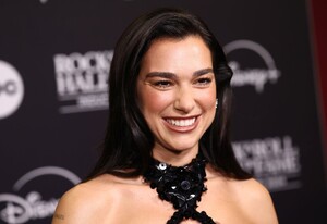 523738039_dualipa-2.jpg
