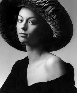 Anne_Schaufuss_Renaissance_Headdress_VOGUE.jpg