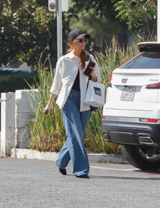Ashlee-Simpson---Is-seen-after-running-errands-in-Los-Angeles-13.jpg