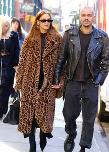 Ashlee-Simpson---With-husband-Evan-Ross-during-a-romantic-stroll-in-NYC-06.jpg