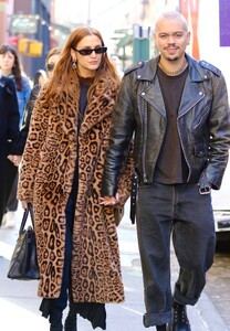 Ashlee-Simpson---With-husband-Evan-Ross-during-a-romantic-stroll-in-NYC-07.jpg