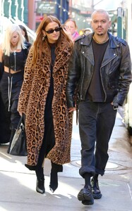 Ashlee-Simpson---With-husband-Evan-Ross-during-a-romantic-stroll-in-NYC-08.jpg