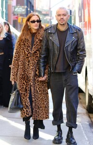 Ashlee-Simpson---With-husband-Evan-Ross-during-a-romantic-stroll-in-NYC-10.jpg