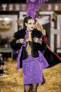 BetseyJohnson1995FW19.thumb.jpg.1f0319600e34688cde8ad843a8db6be5.jpg