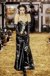 BetseyJohnson1995FW27.thumb.jpg.b78b1987a64adadb38c34bb40063b807.jpg