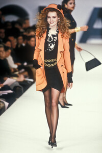 Chanel1990HauteCouture119.thumb.jpg.93641d8891f87b137b58b49ec7393585.jpg