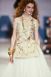 Chanel1990HauteCouture132.thumb.jpg.43a5f8e5fb0a977cc1cc4229f3bed558.jpg