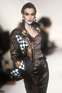 ChristianDior1991FW10.thumb.jpg.83accbba04aecce802184ed712fd329a.jpg