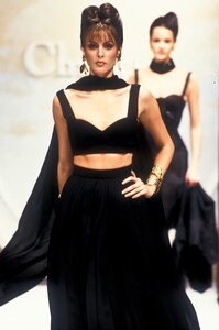 ChristianDior1993HauteCoutureSS23.thumb.jpg.cbba267694134205a70a51596627406c.jpg