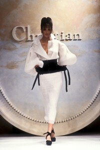 ChristianDior1993HauteCoutureSS55.thumb.jpg.da8094e6aef1fa1960f895a0017af62a.jpg
