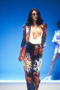 GianfrancoFerre1992WomenRTW32.thumb.jpg.b5f152ab6ec15b705d0e5cbe8aff1ce0.jpg