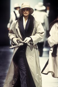 GianfrancoFerre1993FW29.thumb.jpg.ff90eb29007c1e2d8faab50fd51dc5cc.jpg