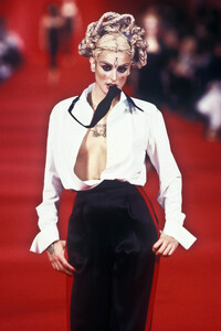 GivenchySS19972.thumb.jpg.bfae9cf118fcdb7ebe28eb625744e1e8.jpg