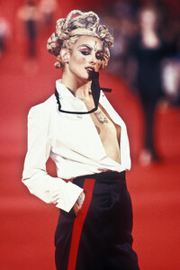 GivenchySS19973.thumb.jpg.478fd96ee2d531870095a6ed71b8d964.jpg