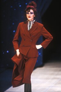 JeanPaulGaultier1991FW29.thumb.jpg.4045e290fa30aa93999732fde3454449.jpg