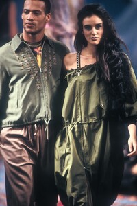 JeanPaulGaultier1991SS8.thumb.jpg.3b2725a54b2550a7c4cf9f6a5050e7cb.jpg