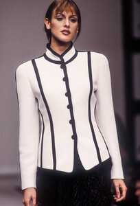 Krizia1993FW11.thumb.jpg.698b9224b901677e337428ea91cb294e.jpg