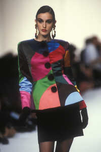 OscardelaRenta1991FW1.thumb.jpg.9c04a99cfb3ab07408e3f5a8306bc1ae.jpg