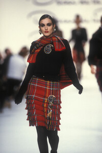 OscardelaRenta1991FW5.thumb.jpg.99763bdc288aa9085cb071353fdf0cff.jpg