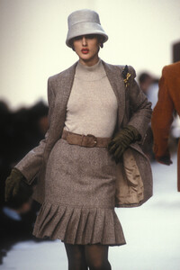 OscardelaRenta1991FW7.thumb.jpg.ae936d8c75f5f3e1511a5895cb2d12b3.jpg