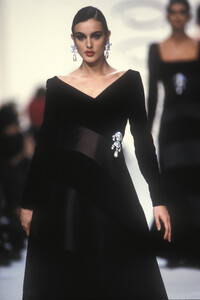 OscardelaRenta1991FW9.thumb.jpg.e024528abcf3aa7a1d46632af823db13.jpg