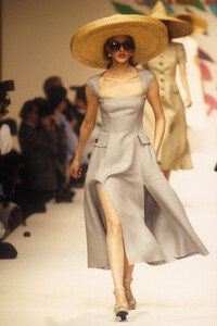 OscardelaRenta1993SS2.thumb.jpg.2dc96863dc26dffedc6713c7bc8dbfd4.jpg