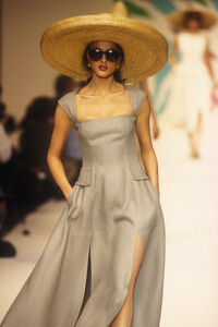 OscardelaRenta1993SS3.thumb.jpg.dfc6726a694220c81daf45d0cbe285d3.jpg