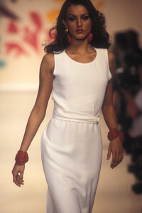 OscardelaRenta1993SS8.thumb.jpg.84a3ceb375467d5a83f9ab63325ea705.jpg
