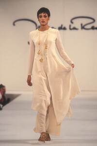 OscardelaRenta1994SS22.thumb.jpg.ae2df4f0acc671f60ecb944e2b496ef9.jpg