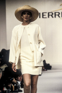 PierreBalmain1994SS18.thumb.jpg.c223f29f6ec259918ed12ff4c0df2e4d.jpg