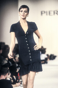 PierreBalmain1994SS24.thumb.jpg.847edc3944579142629913569cc05fe4.jpg