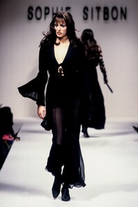 SophieSitbon1993FW7.thumb.jpg.7dbbfa60995a902de547a1d6d9121e41.jpg