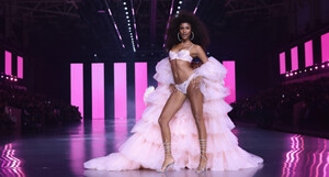 VSFS2024-Runaway-01-Modern_Heritage-02-IMAAN-HAMMAM(15).thumb.jpg.954af0e339483005cacbf9a71a949450.jpg