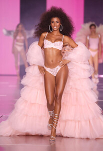 VSFS2024-Runaway-01-Modern_Heritage-02-IMAAN-HAMMAM (5).jpg