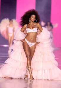 VSFS2024-Runaway-01-Modern_Heritage-02-IMAAN-HAMMAM(6).thumb.jpg.7eea48569790b5cb0703a6e1858c0c28.jpg