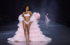 VSFS2024-Runaway-01-Modern_Heritage-02-IMAAN-HAMMAM(8).thumb.jpg.3a83894e4b21121b1899888b0c76006a.jpg