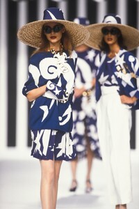 Valentino1992SS40.thumb.jpg.f61bc419515237fc6d9052782bb3e6a0.jpg