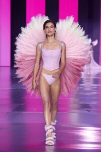 Victoria-s-Secret-Fashion-Show-2024-Runway-Grace-Elizabeth.jpeg