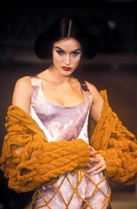 VivienneWestwood1991FW18.thumb.jpg.dda2fd24b5c6224c2aadc7f5e18cc7c6.jpg