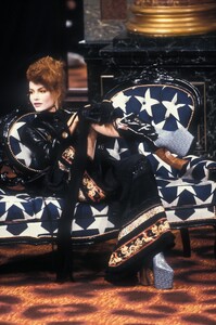 VivienneWestwood1994WomenRTW23.thumb.jpg.8972cc08b102037f0c138ceeb91d2e2c.jpg