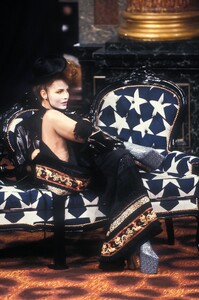 VivienneWestwood1994WomenRTW24.thumb.jpg.660c8781270f238fcb4c1d39941e5f77.jpg