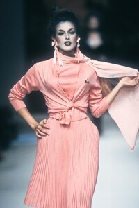 VivienneWestwood1995FW14.thumb.jpg.a583a2b143e2152b5de703698f77d7d3.jpg