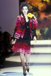 VivienneWestwood1995FW17.thumb.jpg.d00a0edc31afdc3aa8a4ac9d082bf85f.jpg