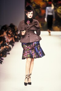 VivienneWestwood1995FW6.thumb.jpg.66d0c74e7d9ece6b3a0fc398edb39d9a.jpg