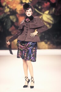 VivienneWestwood1995FW8.thumb.jpg.4e301e5dc0eba7c1a7b19a63a1f4ddeb.jpg