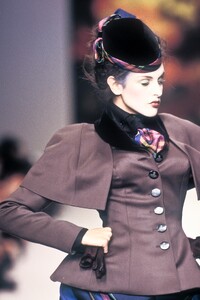 VivienneWestwood1995FW9.thumb.jpg.29a827b044d61e1891a728cc00a0bb41.jpg