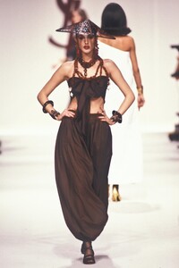 YvesSaintLaurent1991SS3.thumb.jpg.96f812da678ddeaa544cd247270b6827.jpg